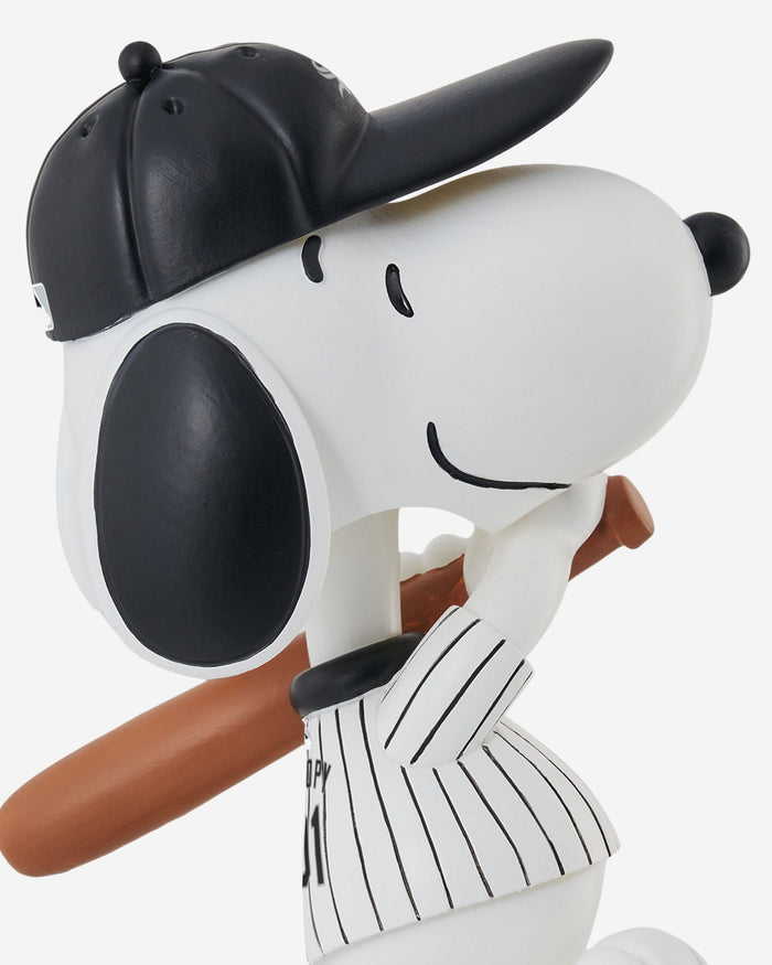 Chicago White Sox Snoopy Peanuts Bighead Bobblehead FOCO - FOCO.com