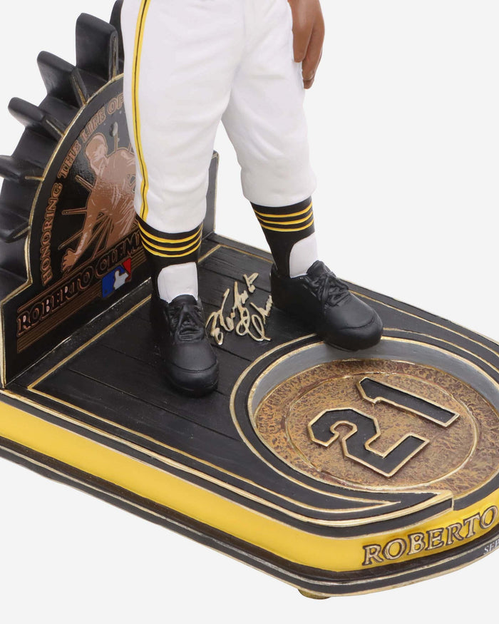 Roberto Clemente Pittsburgh Pirates 2023 Roberto Clemente Day Bobblehead FOCO - FOCO.com
