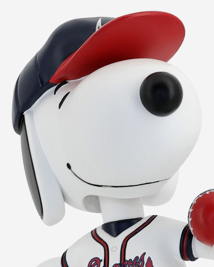 Atlanta Braves Snoopy Peanuts Batter Up Bighead Bobblehead FOCO - FOCO.com