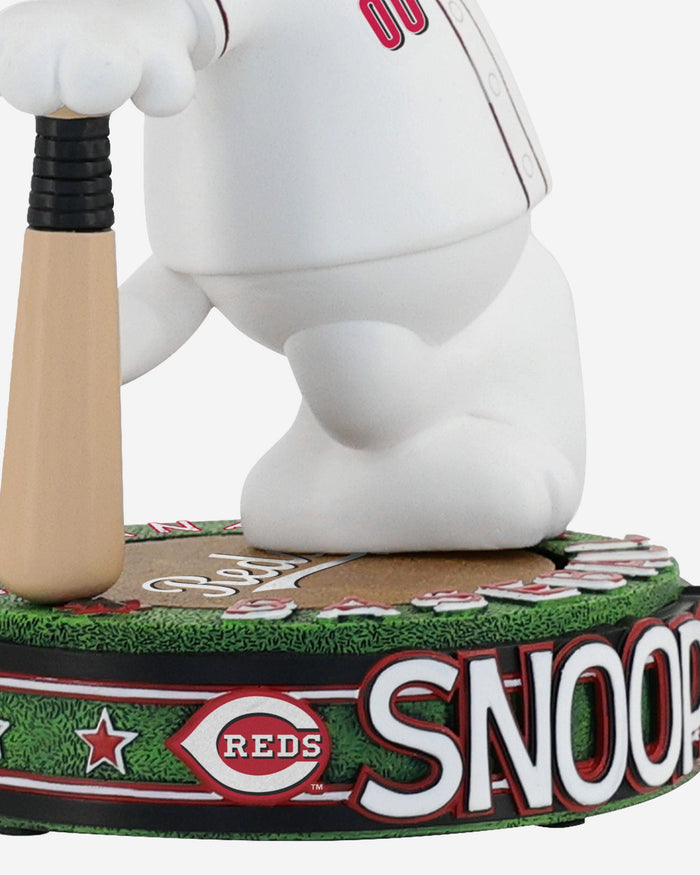 Cincinnati Reds Snoopy Peanuts Batter Up Bighead Bobblehead FOCO - FOCO.com