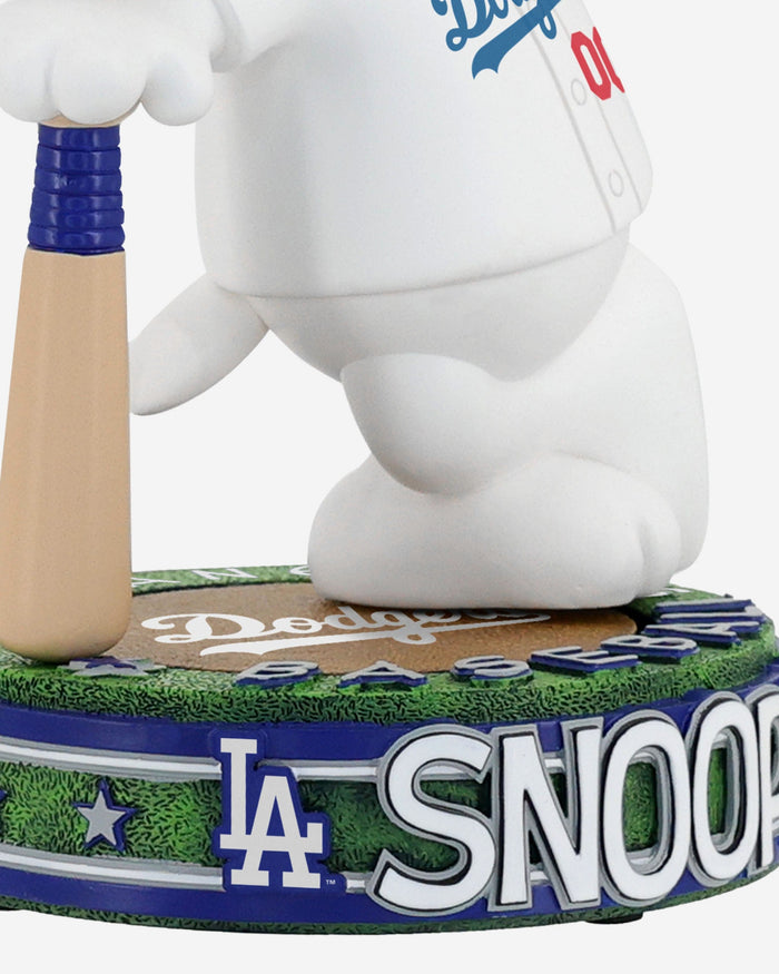 Los Angeles Dodgers Snoopy Peanuts Batter Up Bighead Bobblehead FOCO - FOCO.com
