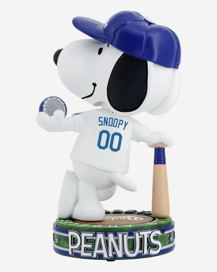 Los Angeles Dodgers Snoopy Peanuts Batter Up Bighead Bobblehead FOCO - FOCO.com