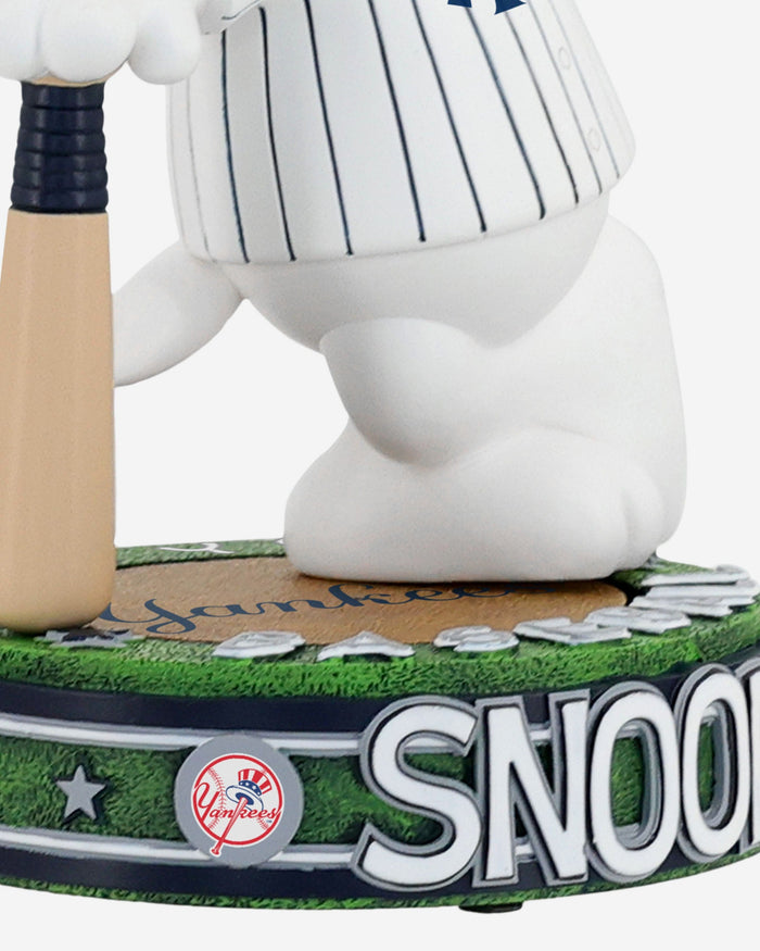 New York Yankees Snoopy Peanuts Batter Up Bighead Bobblehead FOCO - FOCO.com