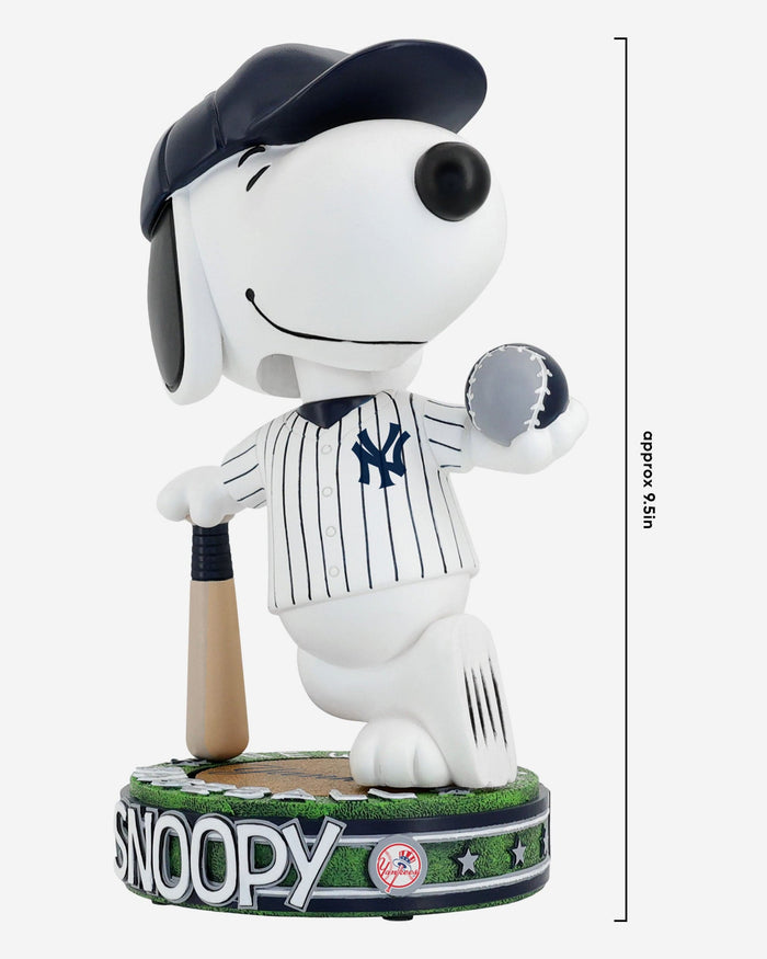 New York Yankees Snoopy Peanuts Batter Up Bighead Bobblehead FOCO - FOCO.com