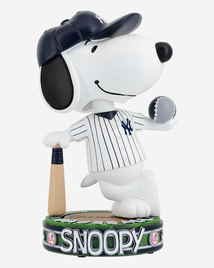 New York Yankees Snoopy Peanuts Batter Up Bighead Bobblehead FOCO - FOCO.com