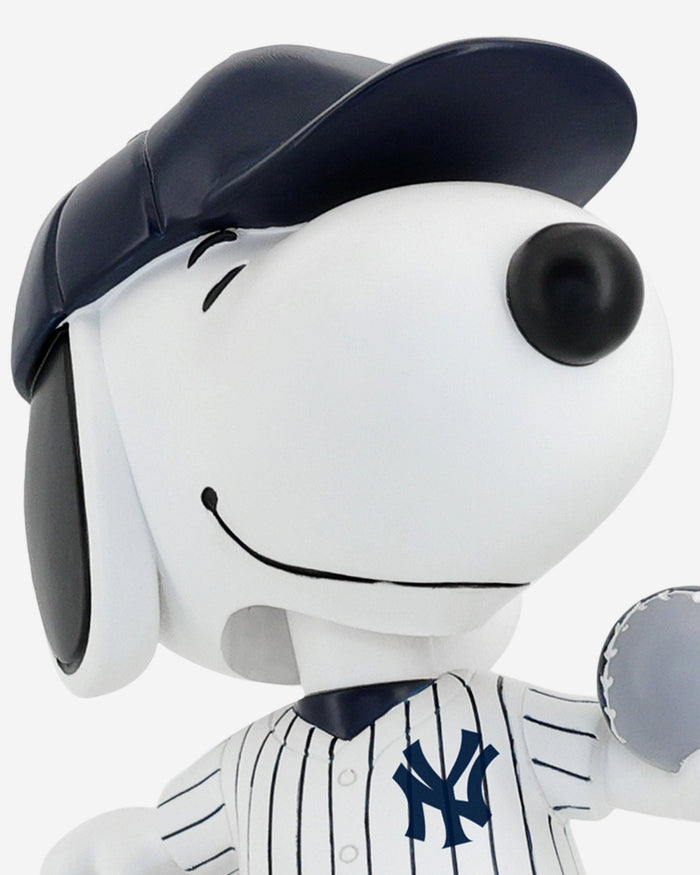 New York Yankees Snoopy Peanuts Batter Up Bighead Bobblehead FOCO - FOCO.com