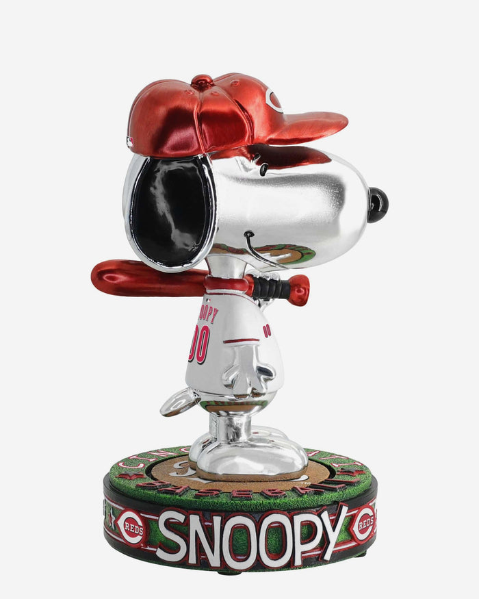 Cincinnati Reds Snoopy Peanuts Electroplated Bighead Bobblehead FOCO - FOCO.com