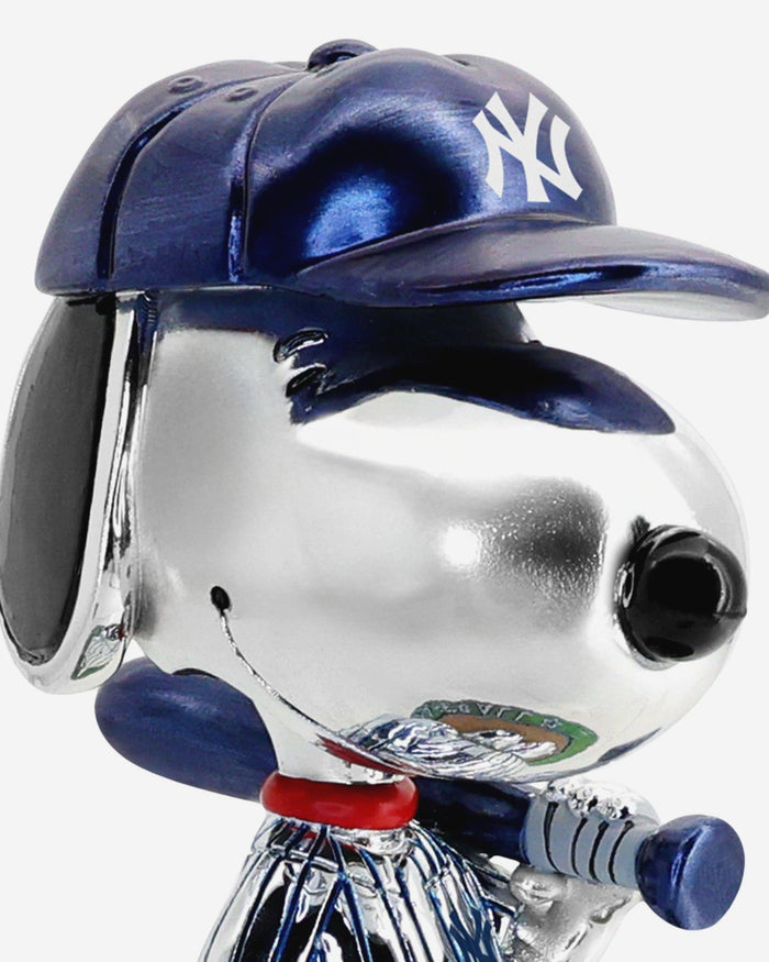 New York Yankees Snoopy Peanuts Electroplated Bighead Bobblehead FOCO - FOCO.com