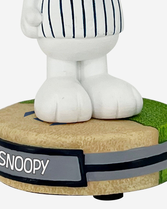 New York Yankees Snoopy Peanuts Mini Bighead Bobblehead FOCO - FOCO.com