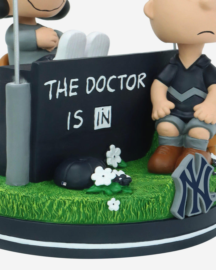 New York Yankees Lucy & Charlie Brown Peanuts Psychiatry Stand Dual Bobblehead FOCO - FOCO.com