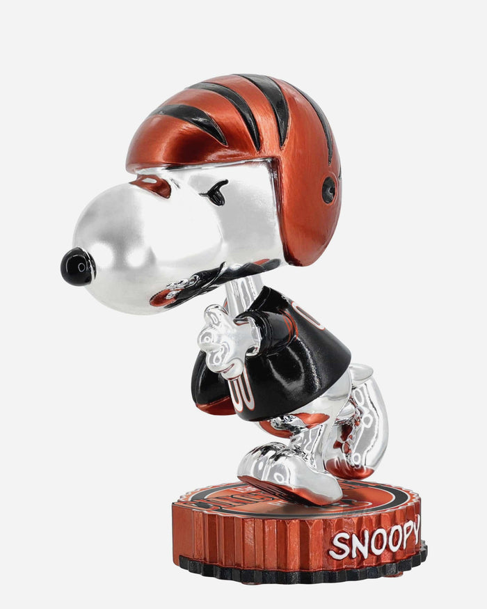 Cincinnati Bengals Snoopy Peanuts Electroplated Medium Bighead Bobblehead FOCO - FOCO.com