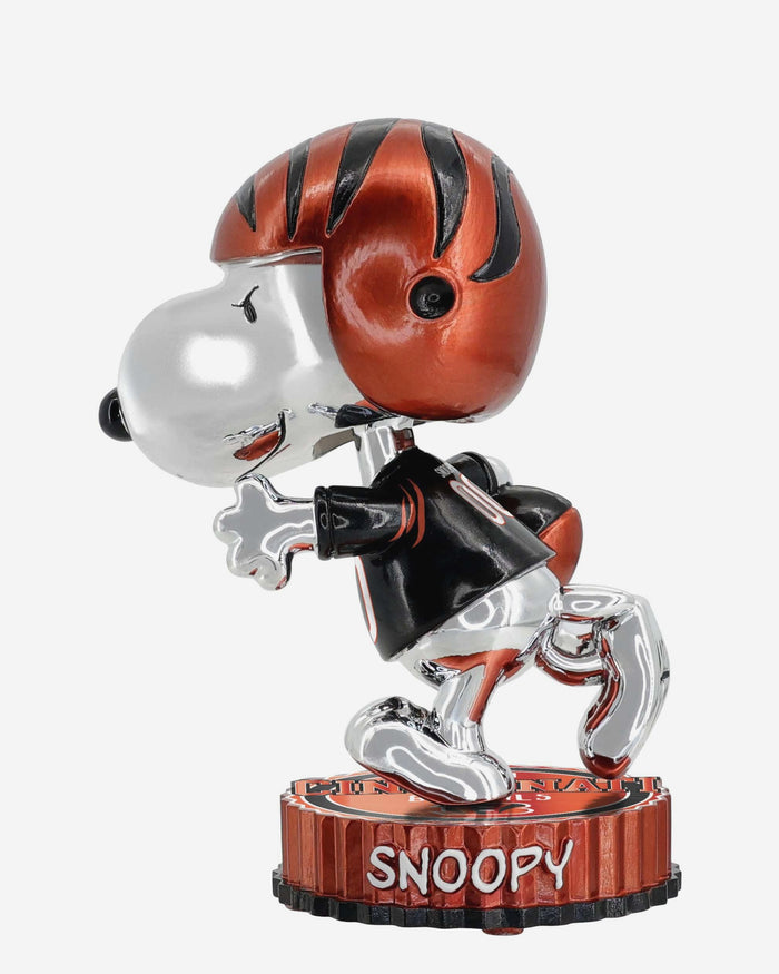 Cincinnati Bengals Snoopy Peanuts Electroplated Medium Bighead Bobblehead FOCO - FOCO.com