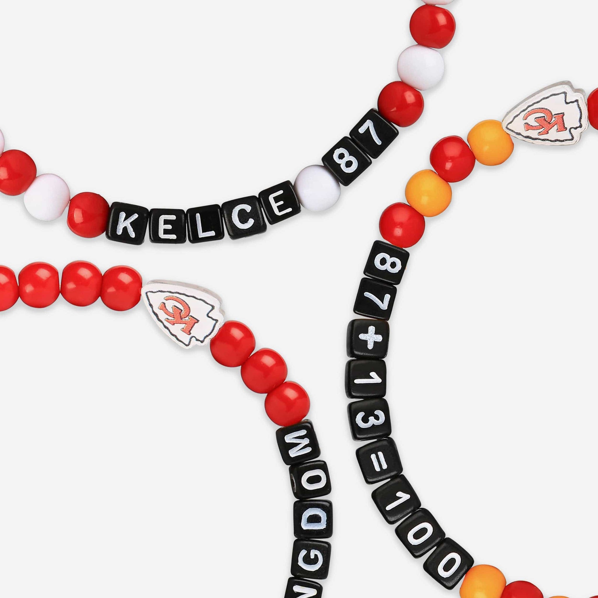 Travis Kelce and the Chiefs join in on friendship bracelet making