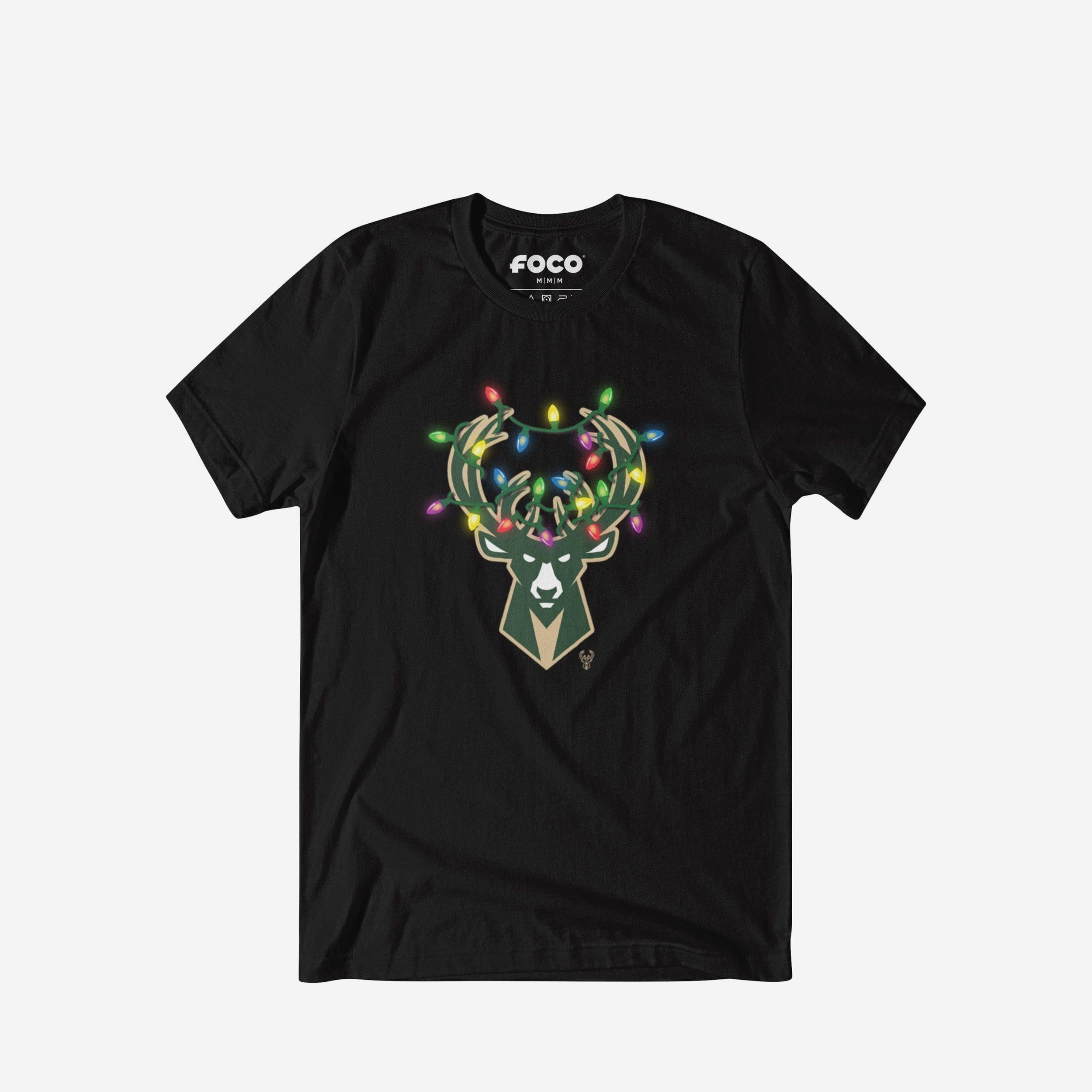 【値引不可】¥ellow Bucks football shirts Mサイズ Milwaukee Bucks Primary Logo Holiday Lights T-Shirt FOCO