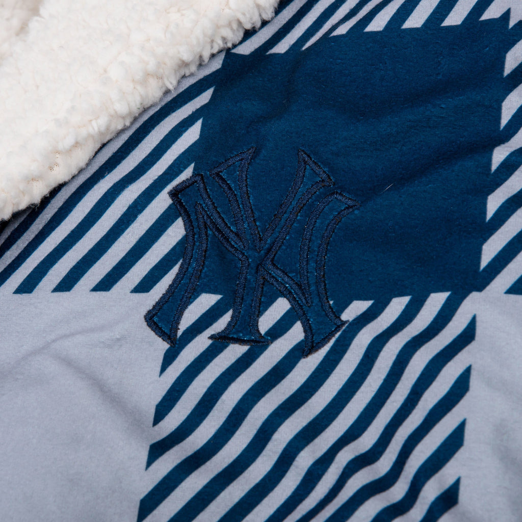 New York Yankees Lounge Life Reversible Robe FOCO